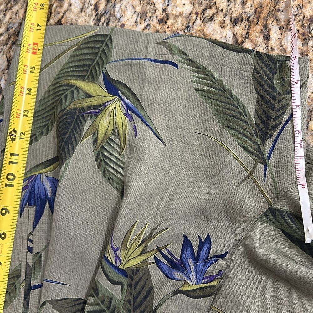 Tommy Bahama Tropical Print Silk High Waisted Pleated Front Shorts Size 8 - Picture 9 of 10